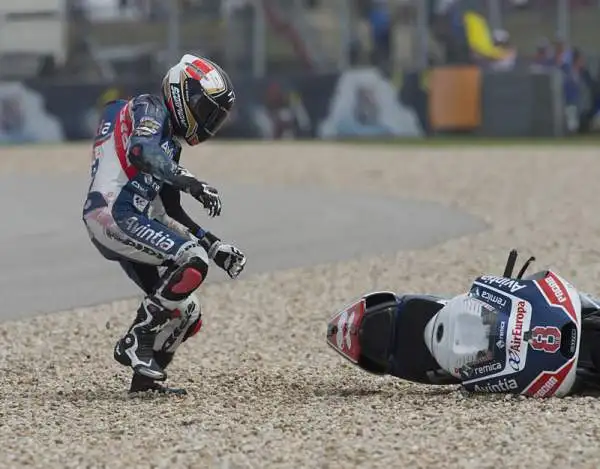 Lo spagnolo Marquez ha sbaragliato la concorrenza solo all'ultimo giro utile, dopo un'altalena di emozioni. Dovizioso, secondo, in prima fila con Jorge Lorenzo. Valentino Rossi invece scatterà quarto.