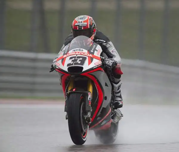Lo spagnolo Marquez ha sbaragliato la concorrenza solo all'ultimo giro utile, dopo un'altalena di emozioni. Dovizioso, secondo, in prima fila con Jorge Lorenzo. Valentino Rossi invece scatterà quarto.