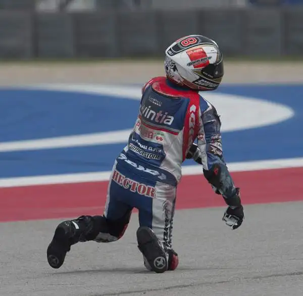 Lo spagnolo Marquez ha sbaragliato la concorrenza solo all'ultimo giro utile, dopo un'altalena di emozioni. Dovizioso, secondo, in prima fila con Jorge Lorenzo. Valentino Rossi invece scatterà quarto.