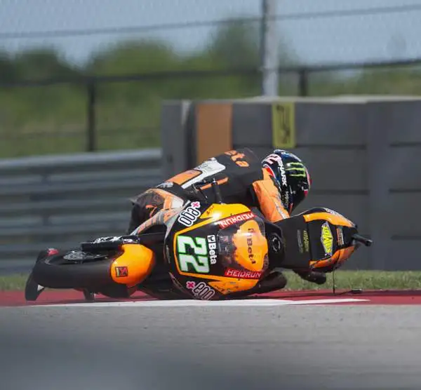 Lo spagnolo Marquez ha sbaragliato la concorrenza solo all'ultimo giro utile, dopo un'altalena di emozioni. Dovizioso, secondo, in prima fila con Jorge Lorenzo. Valentino Rossi invece scatterà quarto.