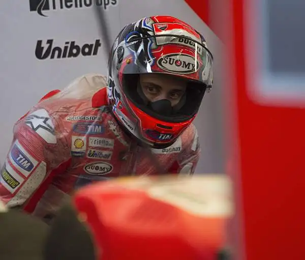Lo spagnolo Marquez ha sbaragliato la concorrenza solo all'ultimo giro utile, dopo un'altalena di emozioni. Dovizioso, secondo, in prima fila con Jorge Lorenzo. Valentino Rossi invece scatterà quarto.