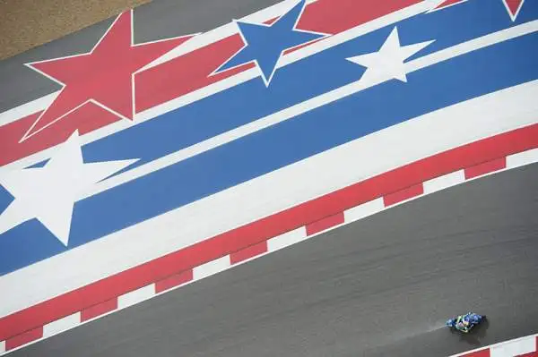 Lo spagnolo Marquez ha sbaragliato la concorrenza solo all'ultimo giro utile, dopo un'altalena di emozioni. Dovizioso, secondo, in prima fila con Jorge Lorenzo. Valentino Rossi invece scatterà quarto.