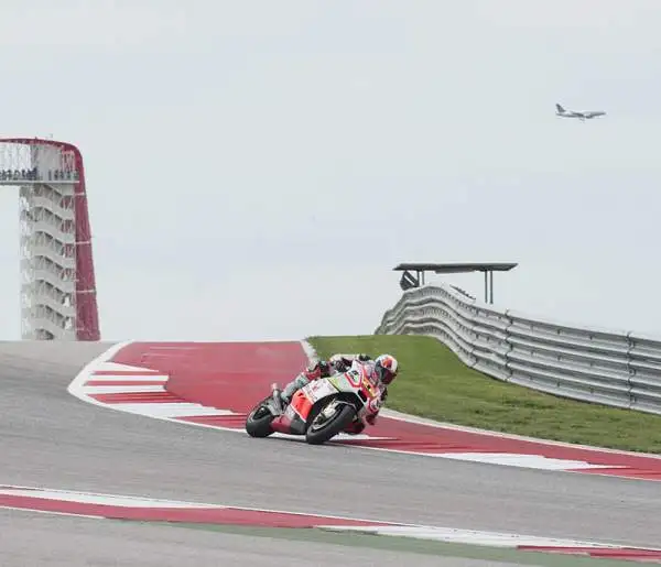 Lo spagnolo Marquez ha sbaragliato la concorrenza solo all'ultimo giro utile, dopo un'altalena di emozioni. Dovizioso, secondo, in prima fila con Jorge Lorenzo. Valentino Rossi invece scatterà quarto.