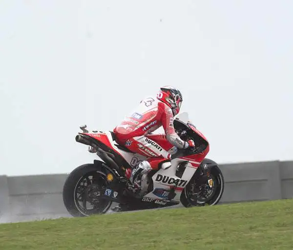 Lo spagnolo Marquez ha sbaragliato la concorrenza solo all'ultimo giro utile, dopo un'altalena di emozioni. Dovizioso, secondo, in prima fila con Jorge Lorenzo. Valentino Rossi invece scatterà quarto.