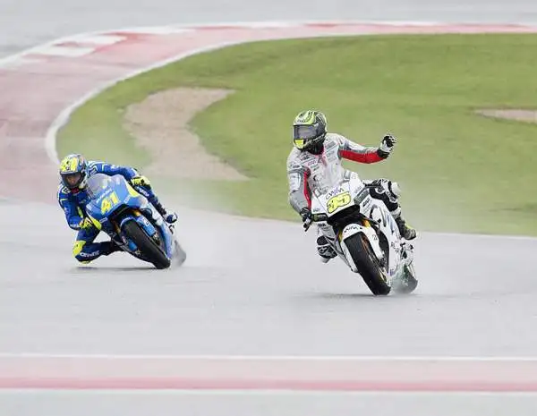 Lo spagnolo Marquez ha sbaragliato la concorrenza solo all'ultimo giro utile, dopo un'altalena di emozioni. Dovizioso, secondo, in prima fila con Jorge Lorenzo. Valentino Rossi invece scatterà quarto.