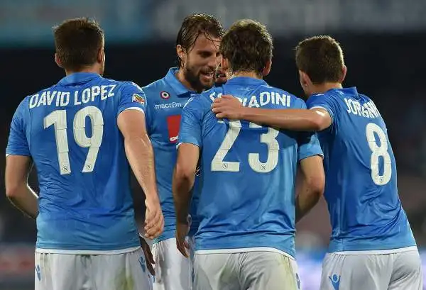 Il Napoli schianta la Sampdoria e rivede la Champions. Sotto per un autorete di Albiol gli azzurri passano quattro volte con Gabbiadini, Higuain, Insigne e ancora Higuain prima del 2-4 di Muriel.