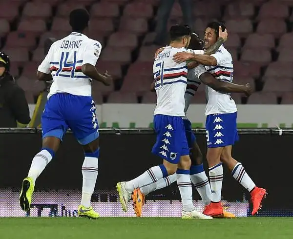 Il Napoli schianta la Sampdoria e rivede la Champions. Sotto per un autorete di Albiol gli azzurri passano quattro volte con Gabbiadini, Higuain, Insigne e ancora Higuain prima del 2-4 di Muriel.