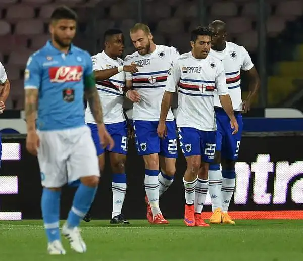 Il Napoli schianta la Sampdoria e rivede la Champions. Sotto per un autorete di Albiol gli azzurri passano quattro volte con Gabbiadini, Higuain, Insigne e ancora Higuain prima del 2-4 di Muriel.