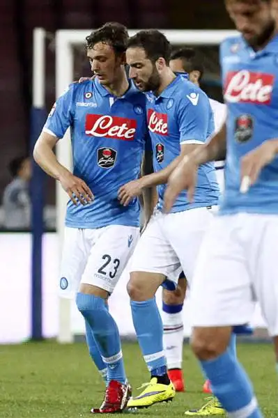 Il Napoli schianta la Sampdoria e rivede la Champions. Sotto per un autorete di Albiol gli azzurri passano quattro volte con Gabbiadini, Higuain, Insigne e ancora Higuain prima del 2-4 di Muriel.