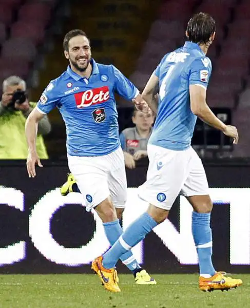 Il Napoli schianta la Sampdoria e rivede la Champions. Sotto per un autorete di Albiol gli azzurri passano quattro volte con Gabbiadini, Higuain, Insigne e ancora Higuain prima del 2-4 di Muriel.