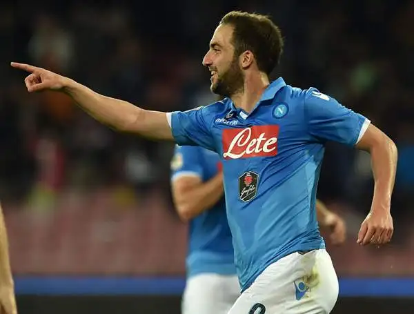 Il Napoli schianta la Sampdoria e rivede la Champions. Sotto per un autorete di Albiol gli azzurri passano quattro volte con Gabbiadini, Higuain, Insigne e ancora Higuain prima del 2-4 di Muriel.