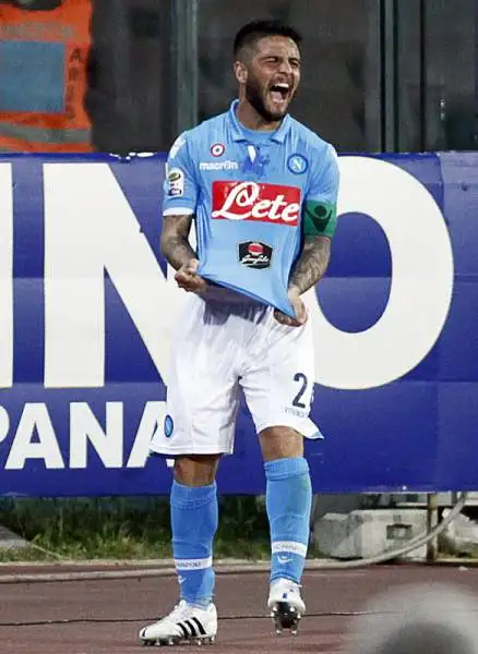 Il Napoli schianta la Sampdoria e rivede la Champions. Sotto per un autorete di Albiol gli azzurri passano quattro volte con Gabbiadini, Higuain, Insigne e ancora Higuain prima del 2-4 di Muriel.