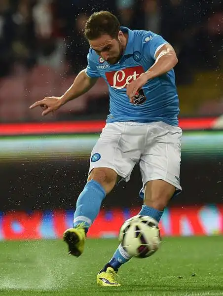 Il Napoli schianta la Sampdoria e rivede la Champions. Sotto per un autorete di Albiol gli azzurri passano quattro volte con Gabbiadini, Higuain, Insigne e ancora Higuain prima del 2-4 di Muriel.