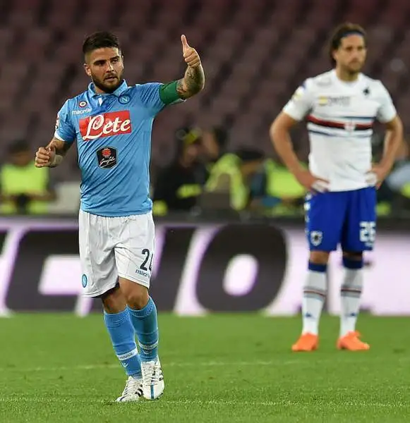Il Napoli schianta la Sampdoria e rivede la Champions. Sotto per un autorete di Albiol gli azzurri passano quattro volte con Gabbiadini, Higuain, Insigne e ancora Higuain prima del 2-4 di Muriel.