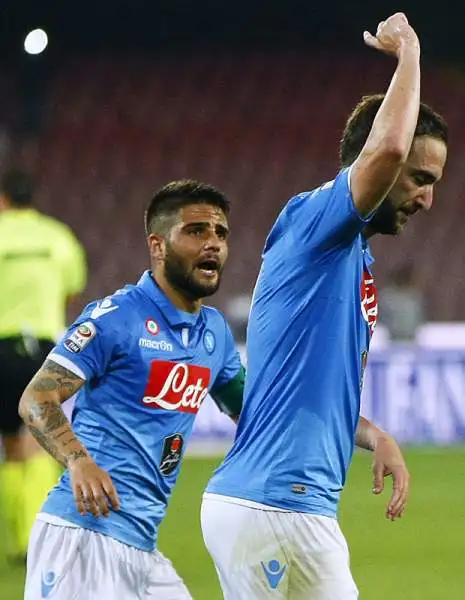 Il Napoli schianta la Sampdoria e rivede la Champions. Sotto per un autorete di Albiol gli azzurri passano quattro volte con Gabbiadini, Higuain, Insigne e ancora Higuain prima del 2-4 di Muriel.