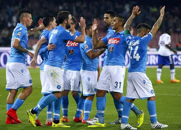 Il Napoli schianta la Sampdoria e rivede la Champions. Sotto per un autorete di Albiol gli azzurri passano quattro volte con Gabbiadini, Higuain, Insigne e ancora Higuain prima del 2-4 di Muriel.