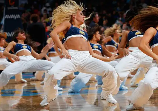 Oltre allo spettacolo sul parquet c'è un'altra cosa che non manca mai ad una partita... le bellissime ragazze che allietano gli spettatori nei momenti di pausa dal gioco con balletti e coreografie.