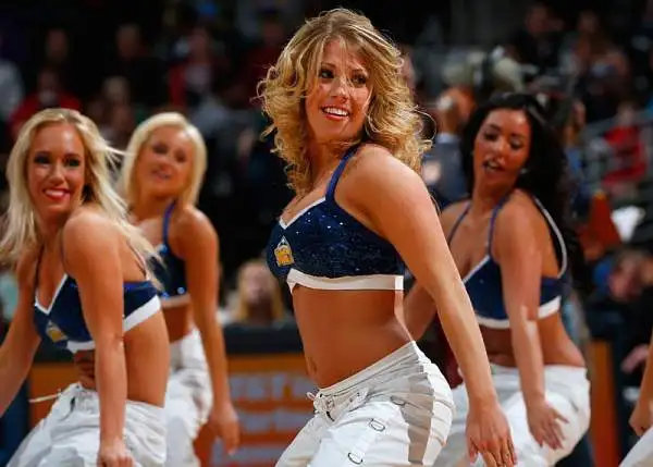 Oltre allo spettacolo sul parquet c'è un'altra cosa che non manca mai ad una partita... le bellissime ragazze che allietano gli spettatori nei momenti di pausa dal gioco con balletti e coreografie.