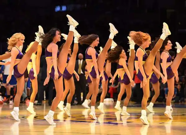 Oltre allo spettacolo sul parquet c'è un'altra cosa che non manca mai ad una partita... le bellissime ragazze che allietano gli spettatori nei momenti di pausa dal gioco con balletti e coreografie.