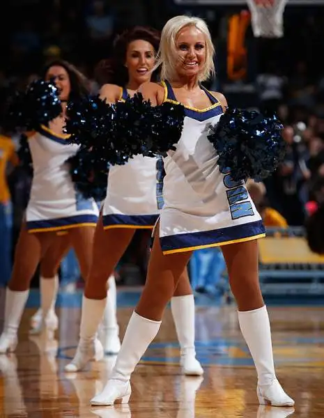 Oltre allo spettacolo sul parquet c'è un'altra cosa che non manca mai ad una partita... le bellissime ragazze che allietano gli spettatori nei momenti di pausa dal gioco con balletti e coreografie.