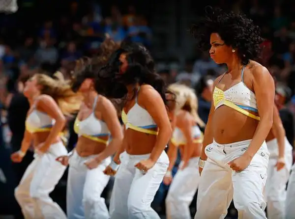 Oltre allo spettacolo sul parquet c'è un'altra cosa che non manca mai ad una partita... le bellissime ragazze che allietano gli spettatori nei momenti di pausa dal gioco con balletti e coreografie.