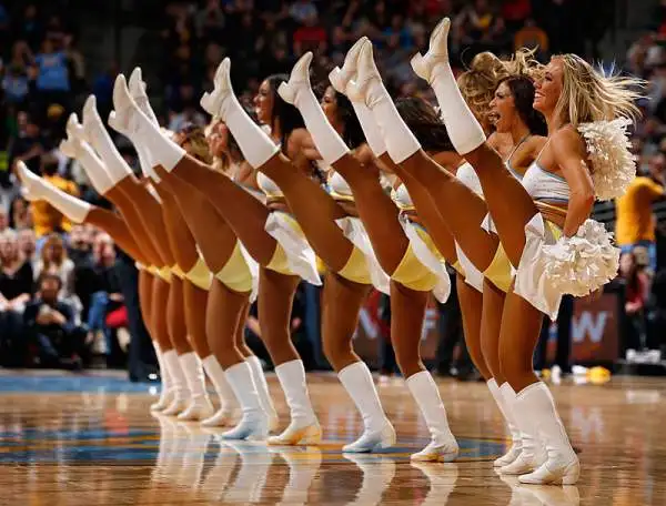 Oltre allo spettacolo sul parquet c'è un'altra cosa che non manca mai ad una partita... le bellissime ragazze che allietano gli spettatori nei momenti di pausa dal gioco con balletti e coreografie.