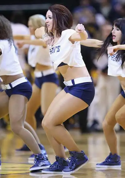 Oltre allo spettacolo sul parquet c'è un'altra cosa che non manca mai ad una partita... le bellissime ragazze che allietano gli spettatori nei momenti di pausa dal gioco con balletti e coreografie.