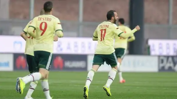Udinese-Milan 2-1. Pazzini 6. Per tutta la partita cerca solo di prendere il fallo coprendo palla spalle alla porta. Da rapace d'area infila il pallone dell'esigua speranza di rimonta.