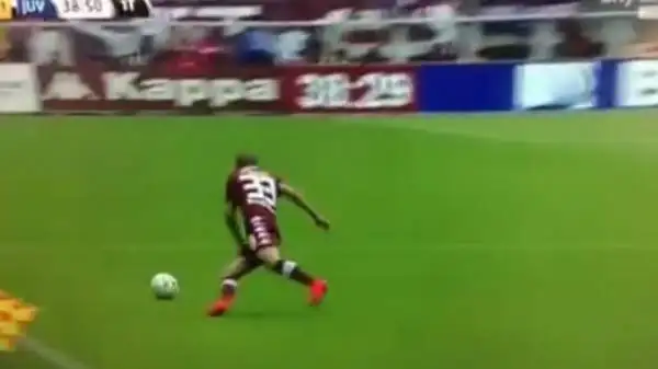 Nell'acceso derby di Torino viene coinvolto anche il tecnico della Juve Allegri, travolto dall'esterno granata Bruno Peres.