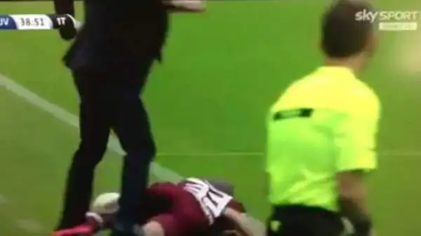 Il mister toscano cerca di evitarlo con un dribbling ma è tutto inutile.