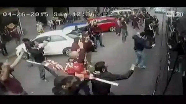 Il pullman della Juventus è stato preso d'assalto prima dell'inizio del derby della Mole. Un vetro rotto e tanta paura per i giocatori. Queste le immagini girate dall'interno del mezzo.