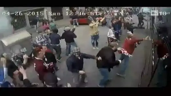 Il pullman della Juventus è stato preso d'assalto prima dell'inizio del derby della Mole. Un vetro rotto e tanta paura per i giocatori. Queste le immagini girate dall'interno del mezzo.