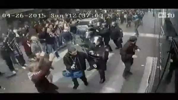 Il pullman della Juventus è stato preso d'assalto prima dell'inizio del derby della Mole. Un vetro rotto e tanta paura per i giocatori. Queste le immagini girate dall'interno del mezzo.