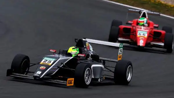 Il sedicenne figlio di Michael, Mick, si è imposto al debutto in Formula 4 sul circuito di Oschersleben, in Germania.