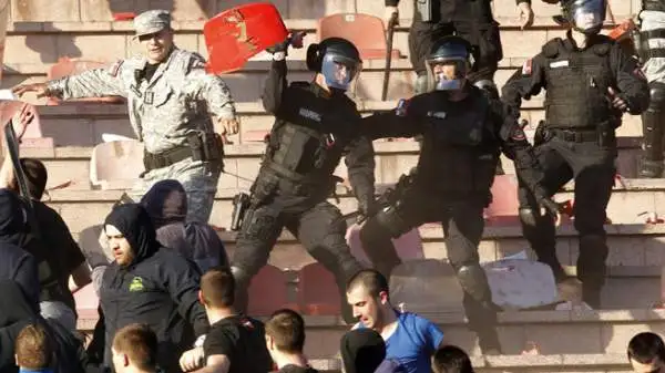 Cinquanta feriti e quaranta arrestati. Questo il bilancio del derby della capitale serba tra Partizan e Stella Rossa.