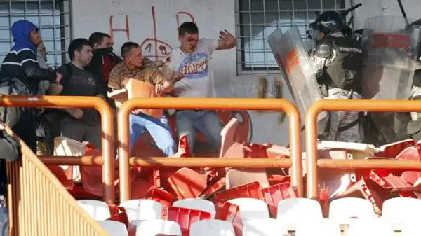 Cinquanta feriti e quaranta arrestati. Questo il bilancio del derby della capitale serba tra Partizan e Stella Rossa.