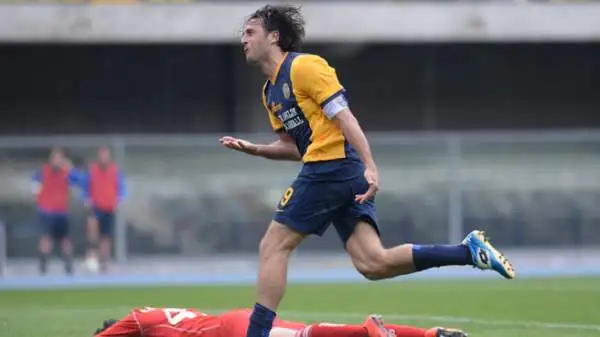 Verona-Sassuolo 3-2. Toni 8. Chissà per quanto tempo ancora continuerà a deliziarci, questo straordinario giocatore. Per lui un'altra doppietta da tre punti e una partita da incorniciare.