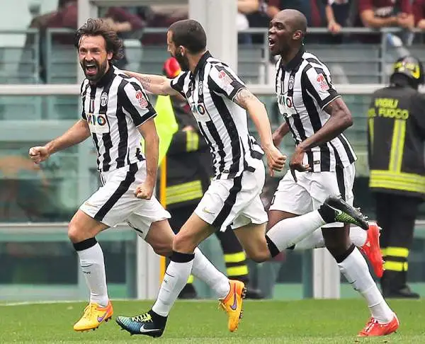 I granata battono i cugini dopo 20 anni, i bianconeri rimandano la festa scudetto. Dopo il vantaggio di Pirlo su punizione i granata ribaltano il risultato con Darmian e Quagliarella.
