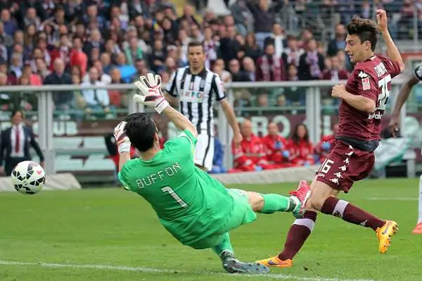 I granata battono i cugini dopo 20 anni, i bianconeri rimandano la festa scudetto. Dopo il vantaggio di Pirlo su punizione i granata ribaltano il risultato con Darmian e Quagliarella.