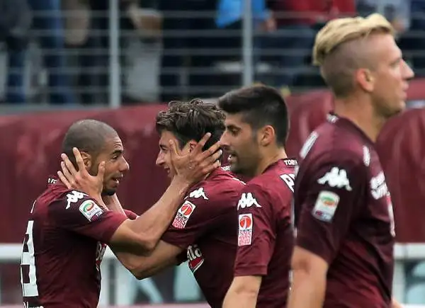 I granata battono i cugini dopo 20 anni, i bianconeri rimandano la festa scudetto. Dopo il vantaggio di Pirlo su punizione i granata ribaltano il risultato con Darmian e Quagliarella.