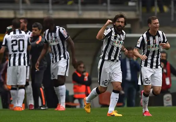 I granata battono i cugini dopo 20 anni, i bianconeri rimandano la festa scudetto. Dopo il vantaggio di Pirlo su punizione i granata ribaltano il risultato con Darmian e Quagliarella.