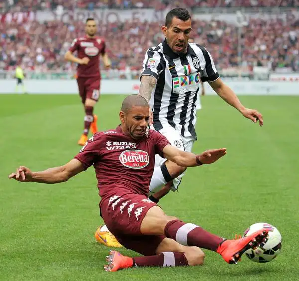 I granata battono i cugini dopo 20 anni, i bianconeri rimandano la festa scudetto. Dopo il vantaggio di Pirlo su punizione i granata ribaltano il risultato con Darmian e Quagliarella.