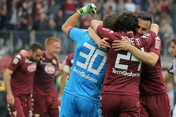 I granata battono i cugini dopo 20 anni, i bianconeri rimandano la festa scudetto. Dopo il vantaggio di Pirlo su punizione i granata ribaltano il risultato con Darmian e Quagliarella.