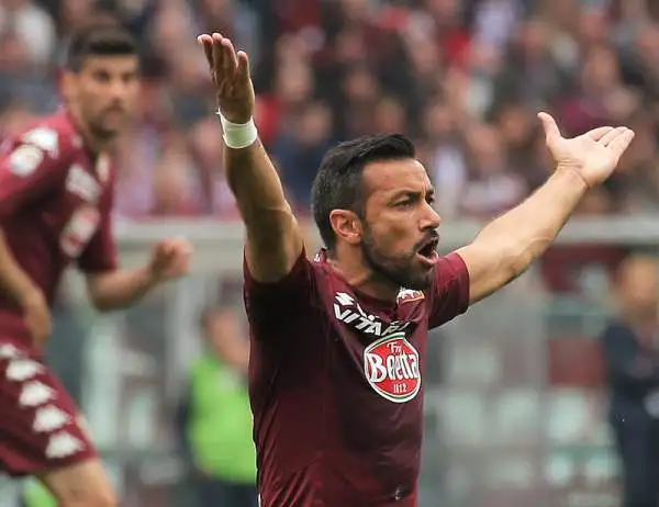I granata battono i cugini dopo 20 anni, i bianconeri rimandano la festa scudetto. Dopo il vantaggio di Pirlo su punizione i granata ribaltano il risultato con Darmian e Quagliarella.