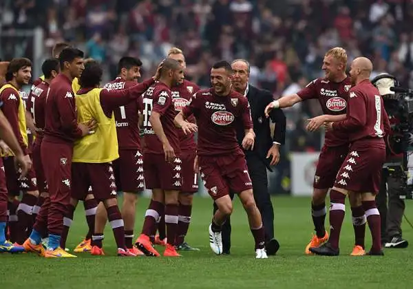 I granata battono i cugini dopo 20 anni, i bianconeri rimandano la festa scudetto. Dopo il vantaggio di Pirlo su punizione i granata ribaltano il risultato con Darmian e Quagliarella.