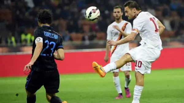 Inter-Roma 2-1. Totti 5. I capitano della Roma arranca e spreca qualche pallone di troppo. E' nervoso, Garcia lo toglie a inizio ripresa per Keita.