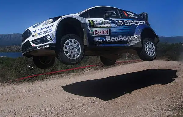Kris Meeke si aggiudica la quarta prova del Mondiale. Il nordirlandese, nonostante una foratura, ha difeso il primato, andando a vincere con 18"1 di vantaggio sul compagno di squadra Ostberg.
