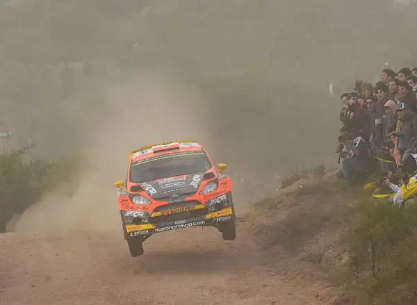 Kris Meeke si aggiudica la quarta prova del Mondiale. Il nordirlandese, nonostante una foratura, ha difeso il primato, andando a vincere con 18"1 di vantaggio sul compagno di squadra Ostberg.