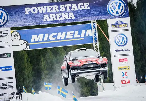 Sebastien Ogier si ripete dopo un avvincente duello che lo ha visto prevalere di soli sei secondi. Il francese ha piazzato così la sua Volkswagen sul primo gradino del podio davanti a Neuville.