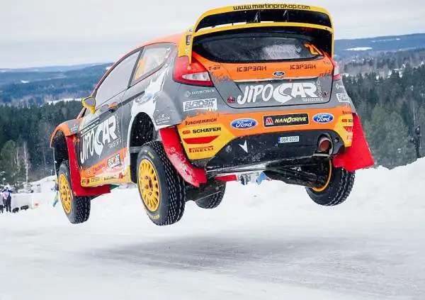 Sebastien Ogier si ripete dopo un avvincente duello che lo ha visto prevalere di soli sei secondi. Il francese ha piazzato così la sua Volkswagen sul primo gradino del podio davanti a Neuville.